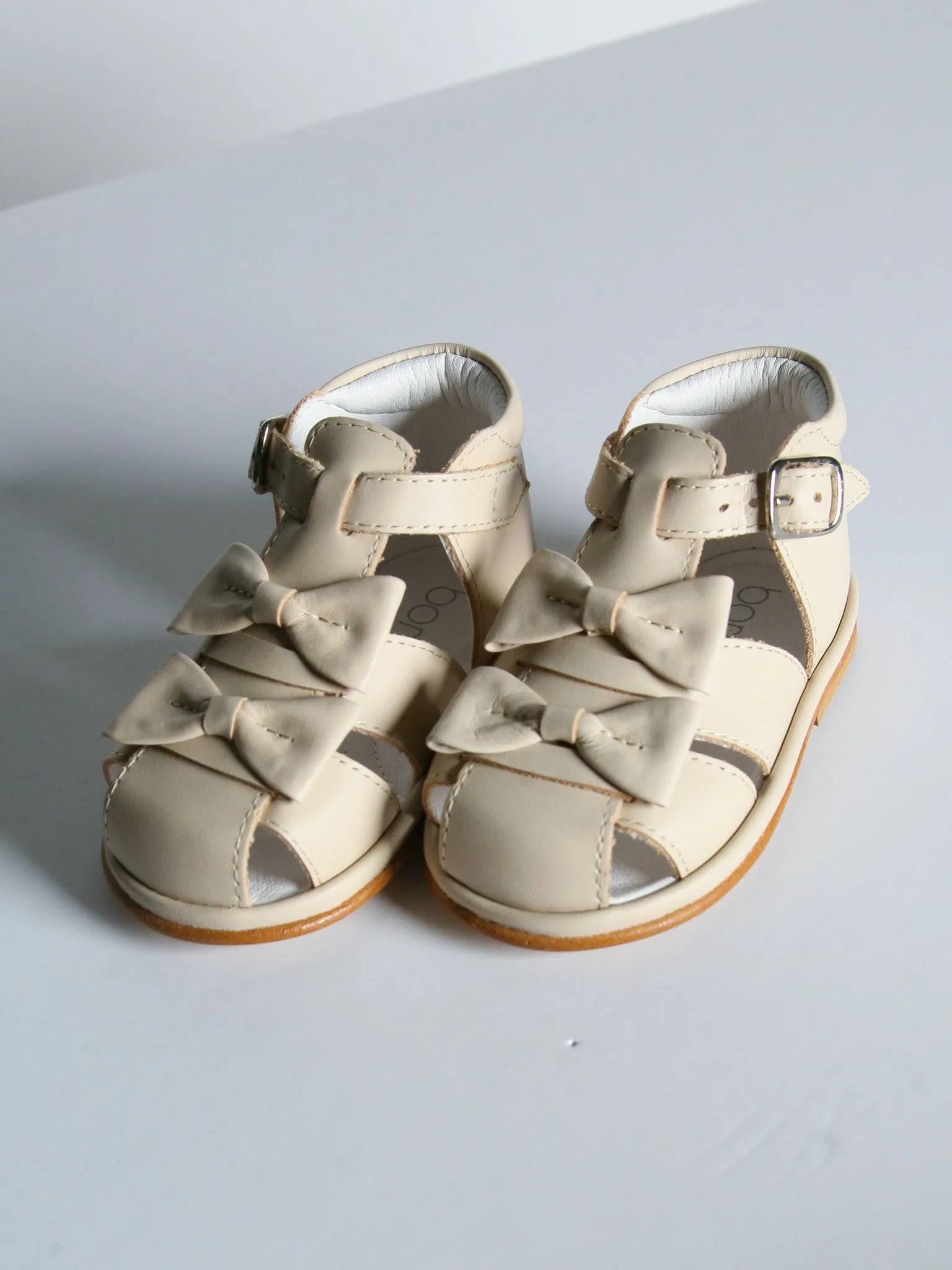 Borboleta 'Dina' Beige leather sandal