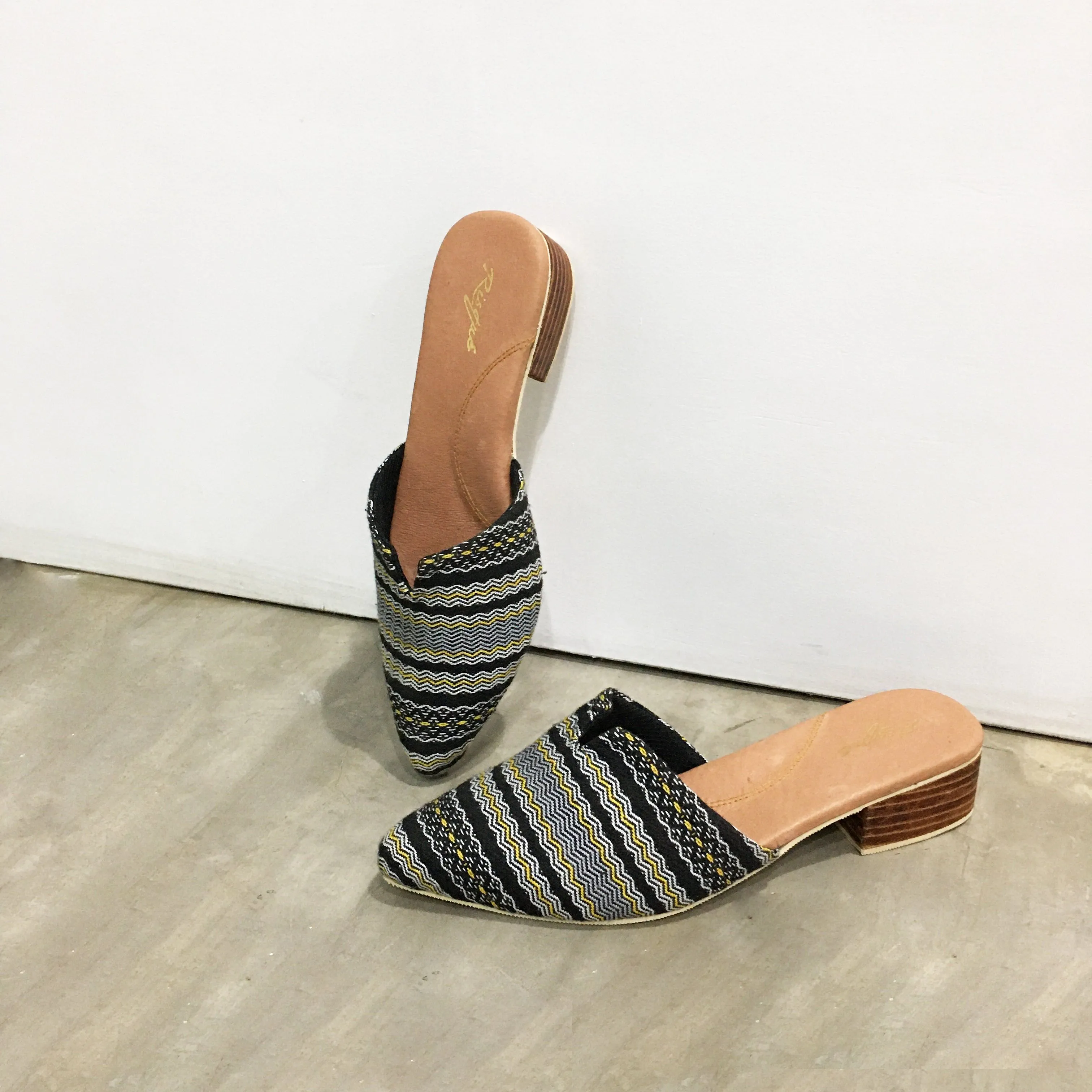 Pointed Lola Isabela Mules